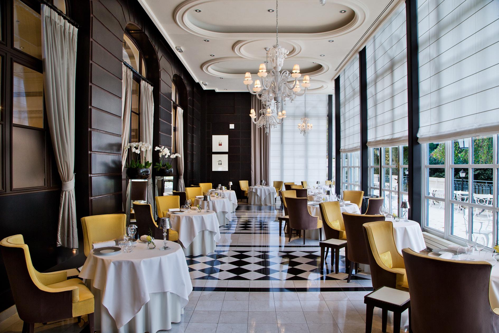 Трианон Палас Версаль. Кафе в Версале Франция. Отель Trianon Palace Versailles, a Waldorf Astoria Hotel в Версале. Restaurant Gordon Ramsay.